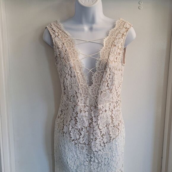 Fashion nova azelia lace dress with built-in body suit - Picture 6 of 8